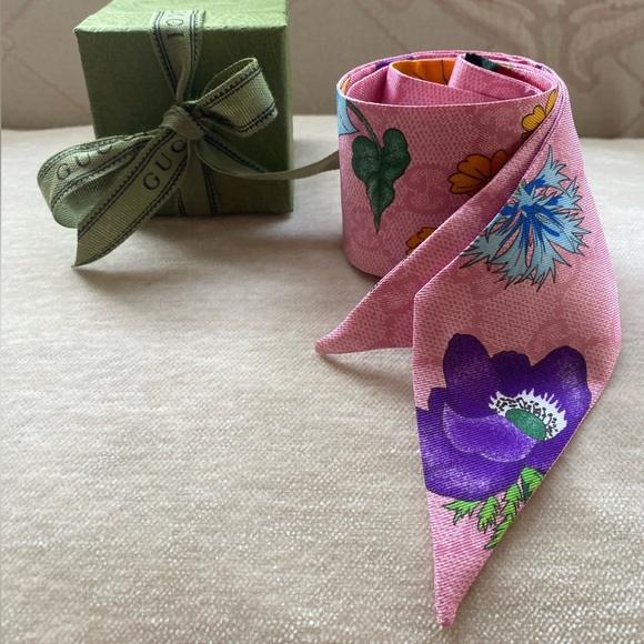 GUCCI GG SILK BOW SCARF - Picture 3 of 14